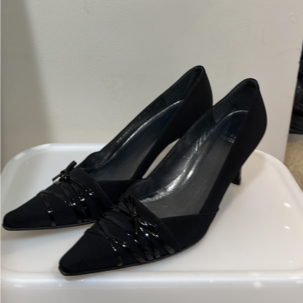 Stuart Weitzman Vintage shoe. Size 8. Worn once